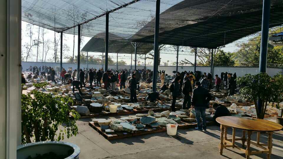 翡翠原石是啥瑞丽市宝玉石协会会长陈辉率团赴盈江龙陵考察  第3张