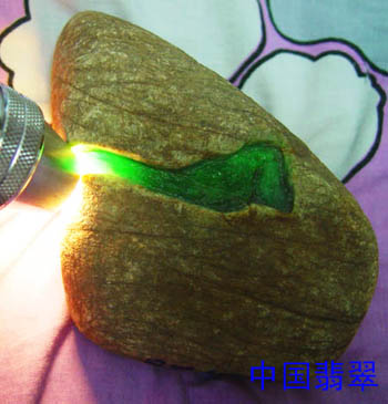 已经难得一见的收藏级冰种帝王绿翡翠原石色料  第3张