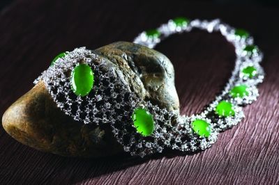 夏日珠宝巧搭配 通灵传世翡翠显品位(图)