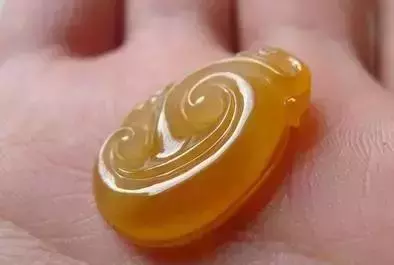 极品冰种黄翡，像“鸡油黄”一样，金光闪闪的，比帝王绿还罕见！  第8张