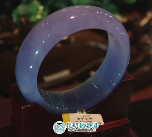 国内最大“翡翠白菜”亮相昆明新年国际珠宝展(组图)  第4张