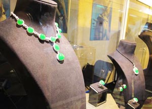 翡翠挂件上蛇形图昭仪翠屋优雅绽放鄂尔多斯珠宝展  第1张