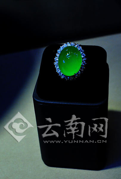 北京 翡翠手镯加工UONE珠宝高端翡翠奢华亮相昆明国际珠宝展  第2张