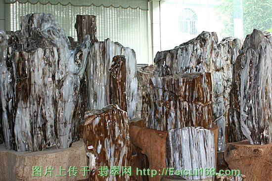 翡翠手镯贴吧精品记者参观瑞丽玉石市场 体验玉石诱惑 组图二  第2张