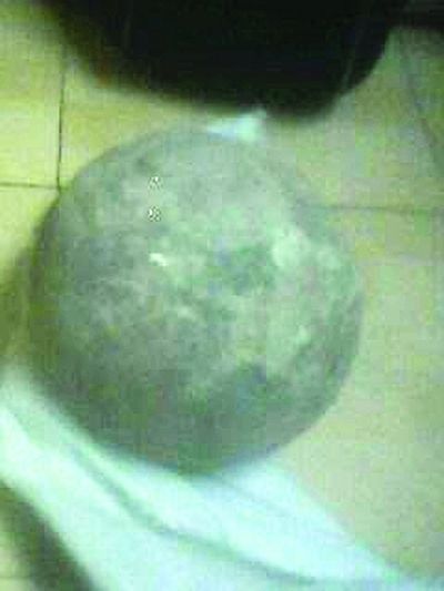 翡翠如意吊坠挑选大石头碎开 蹦出三个石球(图)