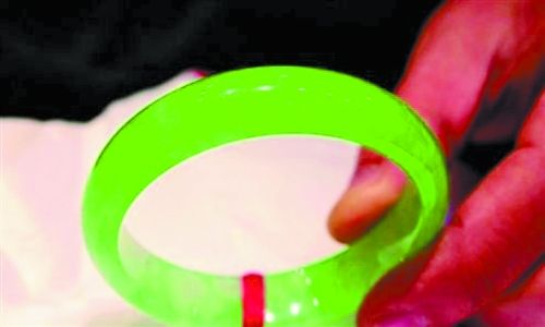 玉石手链 翡翠今秋戴翡翠，怎么看怎么美！(组图)  第3张