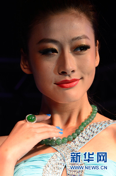 胶布翡翠手镯翡翠玉石模特秀  第3张