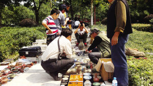 翡翠挂件包镶赌石：5万元石头泛绿光疑为翡翠原石  第2张