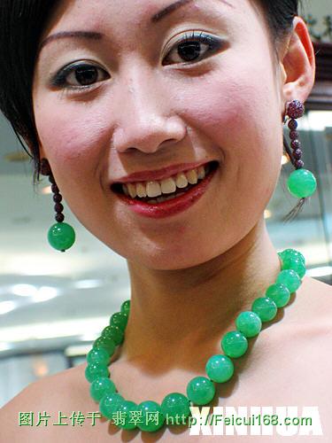 “国色天香”翡翠套饰价值过半亿[组图]