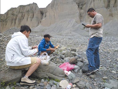 新疆各地现拣玉石热潮(图)  第3张