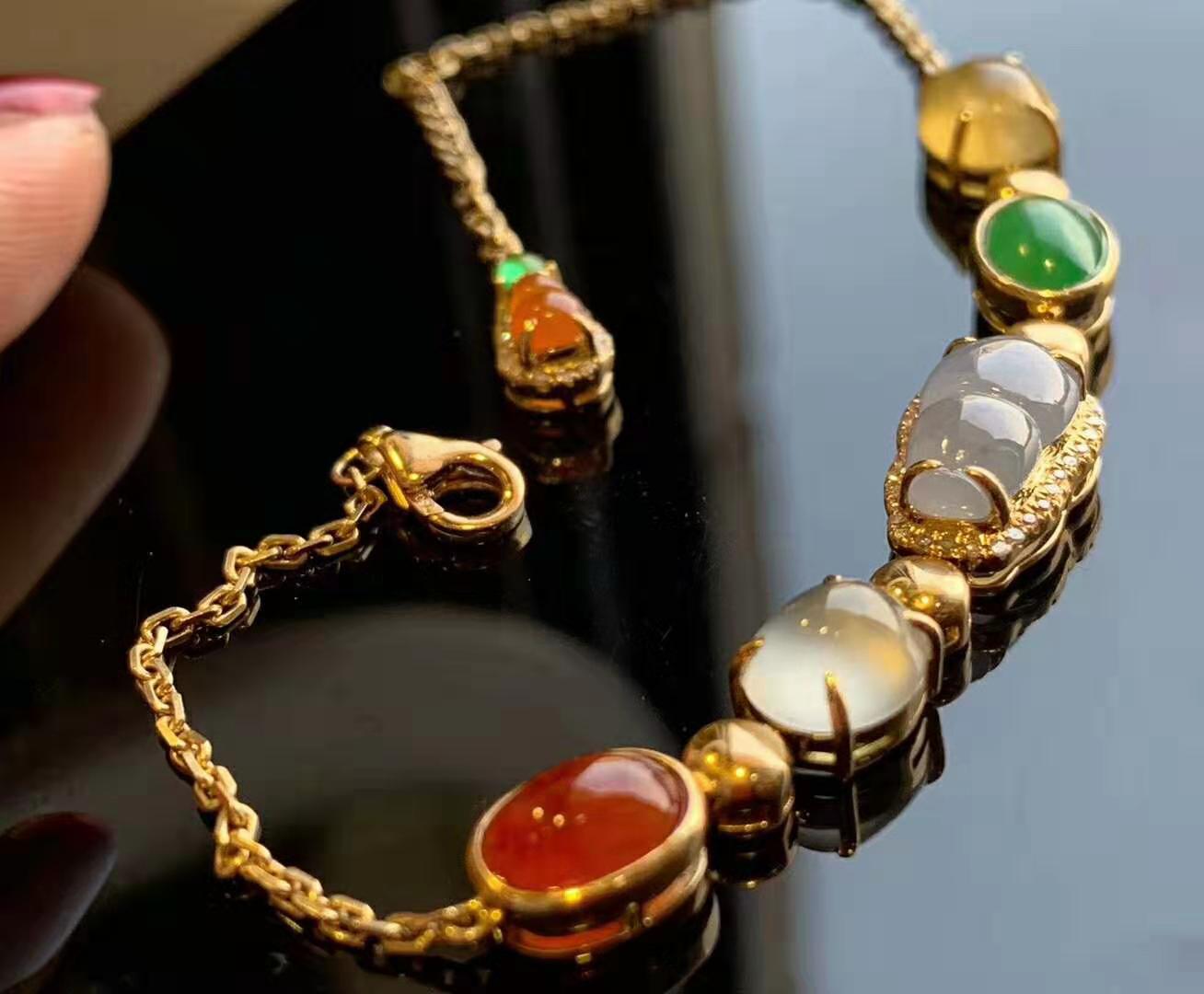 翡翠冰种原石明料翡翠中的极品帝王绿，动不动就是天价，怎么识别才能认清楚呢？  第2张