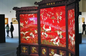 翡翠原石图片赌石场口千件民族工艺珍品国博首展 翡翠玉雕“含香聚瑞”花熏成为双年展的重头戏  第2张