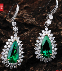 晴水飘花翡翠手镯把传奇珠宝镶嵌在爱的岁月?鑫荟珠宝典藏展（组图）  第1张