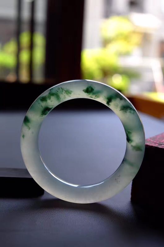 要想翡翠价值更高，翡翠身上就得带点绿，翡翠飘绿和没绿差别巨大  第4张