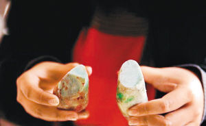 翡翠钱吊坠亲历翡翠赌石：切忌贪念赌石上瘾  第2张