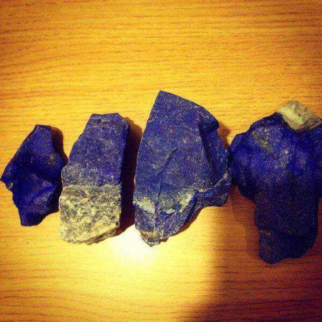 如何选择一个好的翡翠原石犹如蓝天一样的的青金石，它也是人类最早开采的宝石之一  第7张