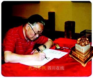 翡翠手镯 四千元1公斤“伟人金龙翡翠宝玺”震惊发行  第4张