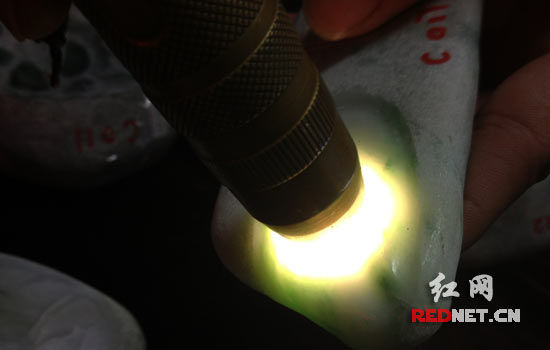 翡翠手镯荧光反应4吨翡翠原石运抵长沙 专家现场支招如何“赌石”
