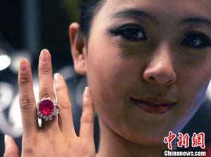 1.2亿元天价帝王绿翡翠观音亮相太原(组图)  第3张