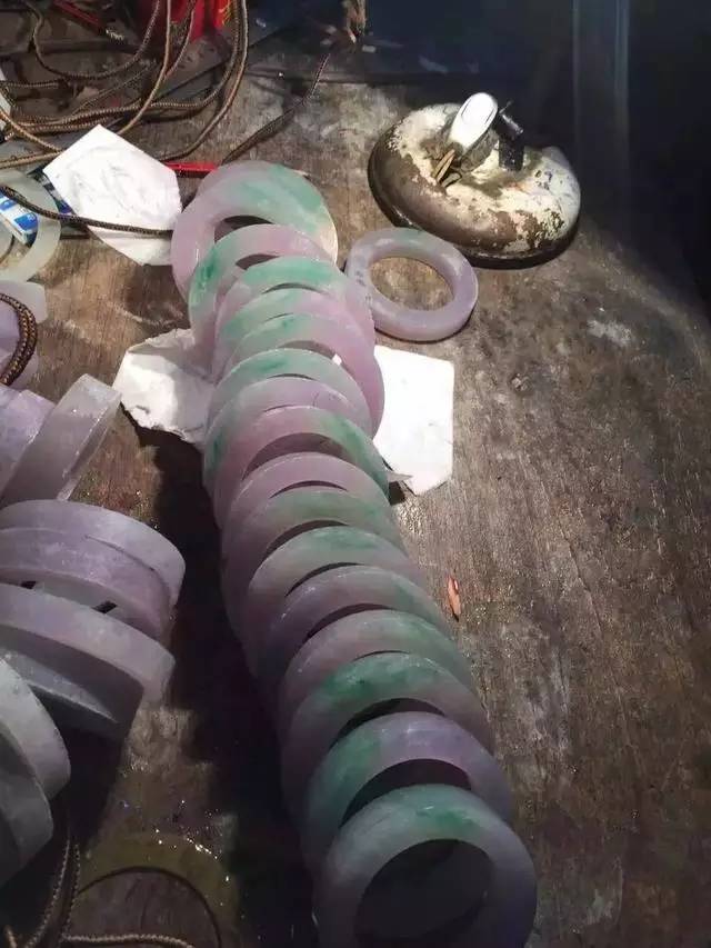 批发翡翠挂件为什么翡翠手镯带点绿色就这么贵？原因在这里  第12张