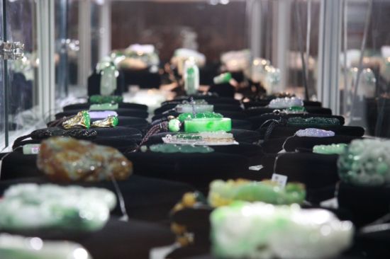 瑞丽翡翠事件首届和田玉翡翠精品展出(图)  第3张