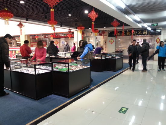 翡翠手镯17佰汇古玩珠宝城推出京城最大室内地摊  第2张