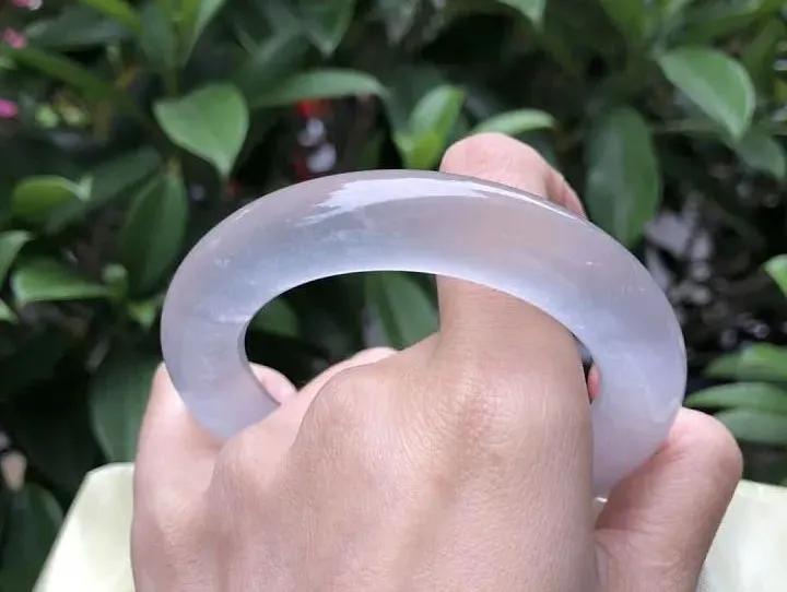 为什么玻璃种翡翠最贵翡翠有红绿黄紫白黑，但粉色呢？粉色翡翠有多美？真实存在吗？  第9张