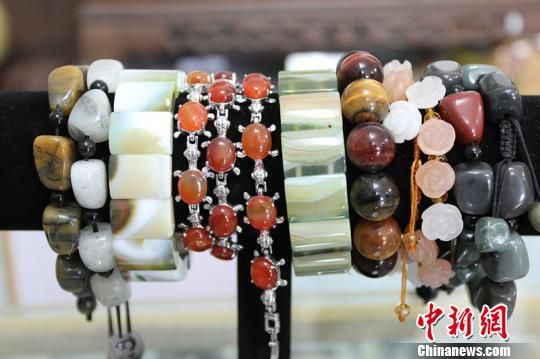 深圳批发翡翠的地方新疆玉石新宠金丝玉走俏市场  第2张