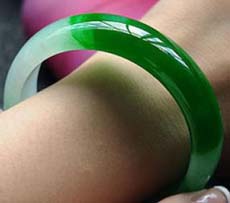 缅甸翡翠手镯 丝丝绿意，彰显腕上魅力  第2张