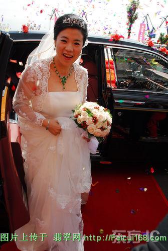 组图：王楠豪华油轮上完婚 翡翠首饰价值不菲  第2张