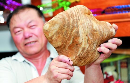 品种翡翠价格市民江边游玩发现石头鱼(图)