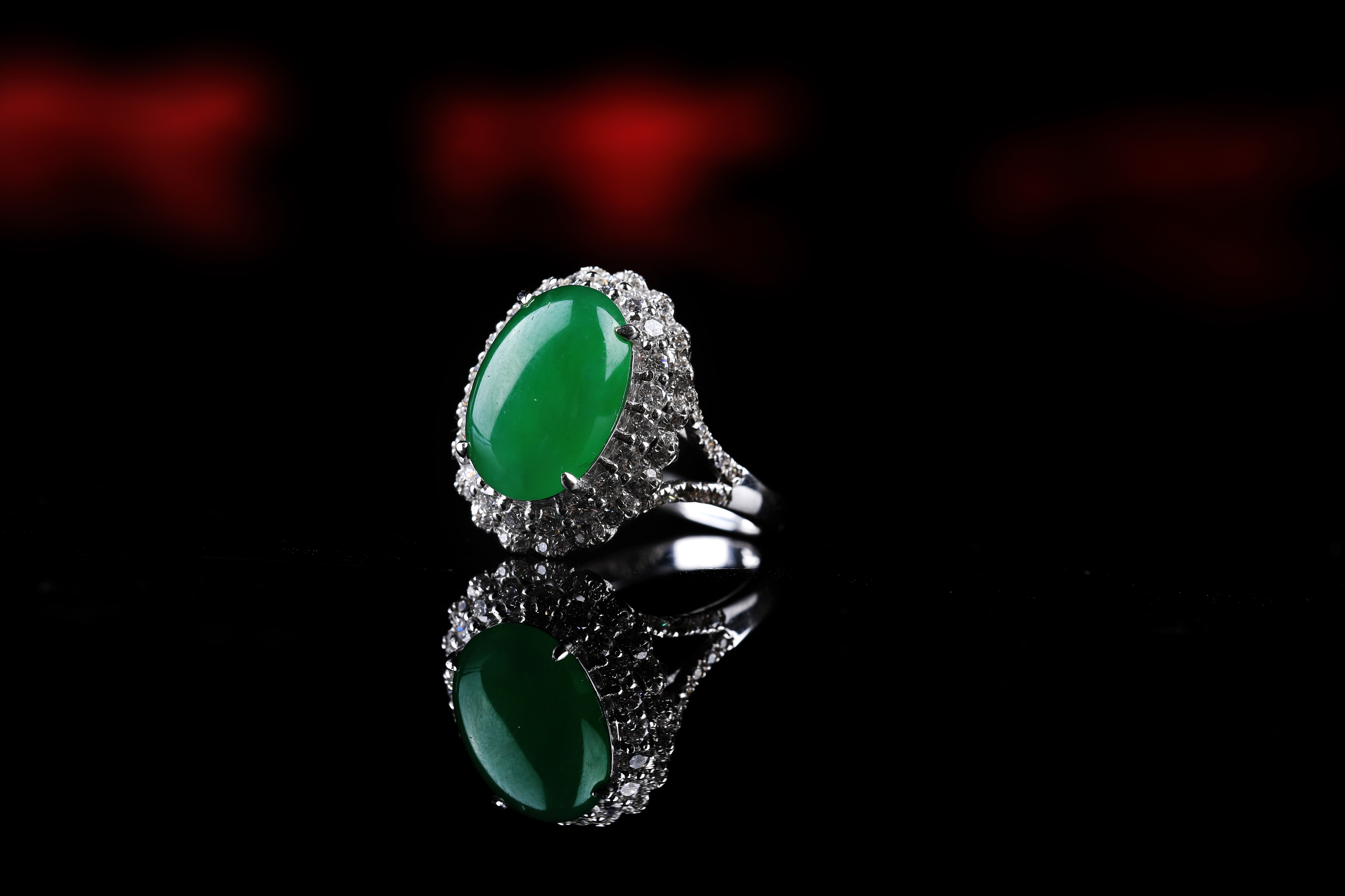 同样是绿色翡翠，为什么你这一块的价格和别人差距这么大？  第4张