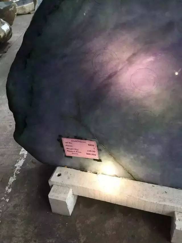 批发翡翠挂件为什么翡翠手镯带点绿色就这么贵？原因在这里  第10张