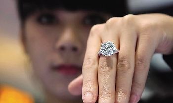 玉石珠宝价格暴跌 情人节钻石3.2折无人问津  第2张
