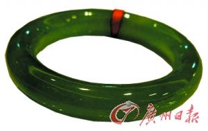 高档黄夹绿翡翠摆件 可以与黄金相提并论  第3张