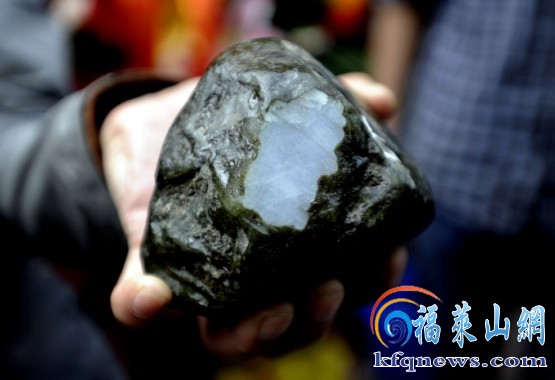 翡翠赌石文化节亮相济南  第3张