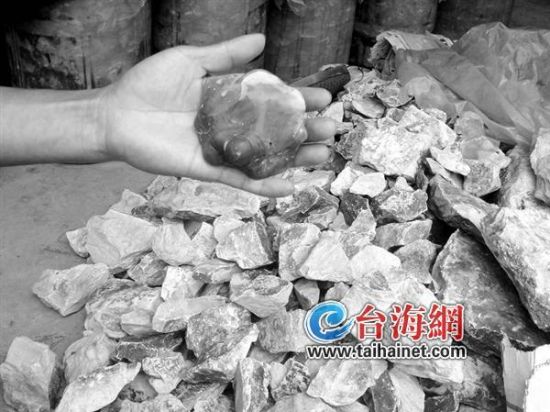 翡翠福禄寿挂件一块石头值万元 上百村民疯狂采挖