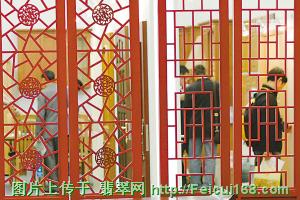 上海三个国际展同时开门迎客 展出龙凤玉佩 图  第2张