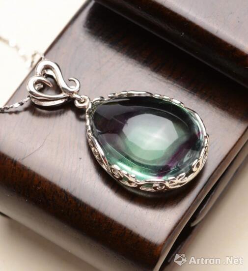 貔貅戒指 翡翠萤石为什么会发光