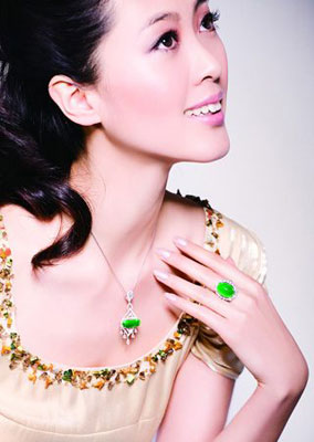 钻石鉴定和翡翠鉴定翡翠婚饰 衬托新娘古典优雅风韵