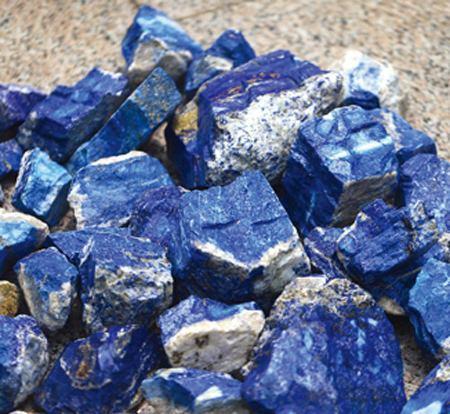 如何选择一个好的翡翠原石犹如蓝天一样的的青金石，它也是人类最早开采的宝石之一  第5张