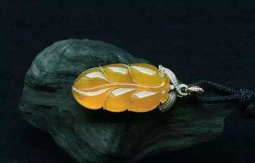 黄翡适合什么人佩戴呢？看看你适不适合佩戴黄翡  第2张