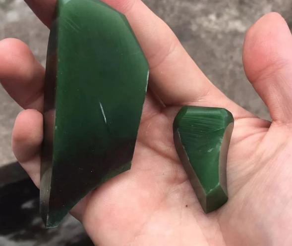 翡翠原石格应角顶级碧玉之——菠菜绿的和田玉！  第13张