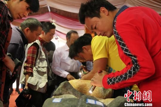 一颗翡翠原石拍出610万(图)  第2张