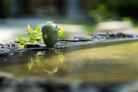 翡翠手镯里面有棉是好玉吗当代玉石雕刻名家精品无底价拍卖将推出  第2张