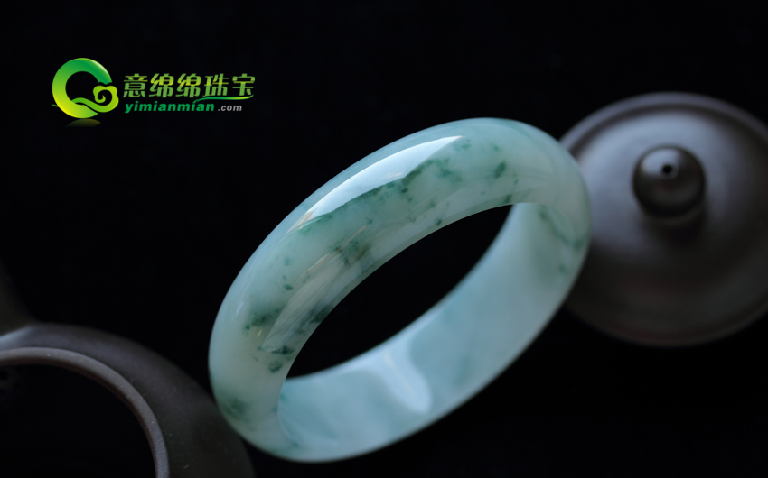 清灵绝妙翡翠A货玉镯 展现在腕间的无限魅力  第2张