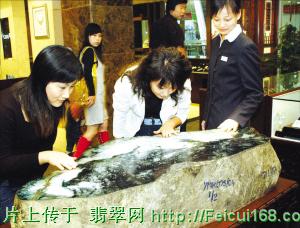 紫罗兰翡翠手镯特点翡翠原石值千万