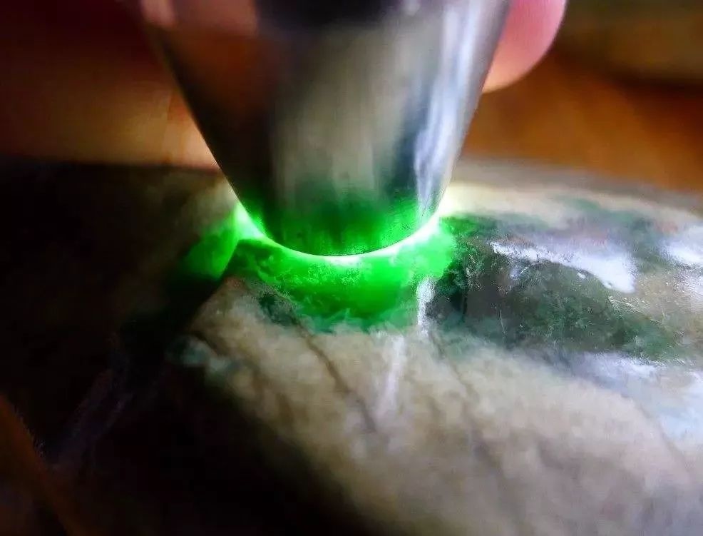 翡翠原石怎么值得珍藏的帝王“绿”翡翠  第5张