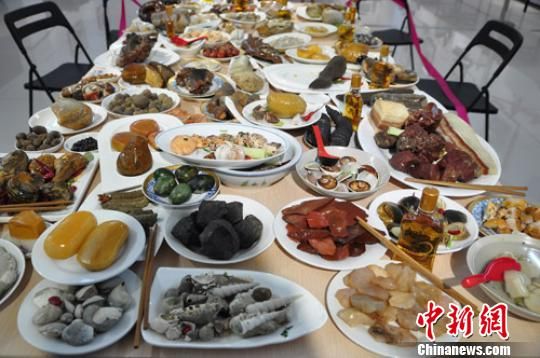 翡翠原石晶体发育陨石化石菜系河北展出 台湾生发石受关注  第2张