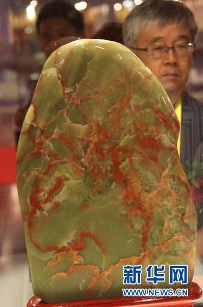 豆种翡翠批发玉石雕刻玉星奖在辽宁岫岩开奖  第3张